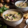 Soupe crémeuse céto aux champignons avec le meilleur des pains keto