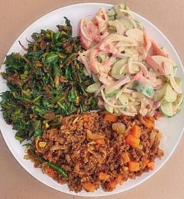 Minced meat with spinach and vegetable salad with yogurt