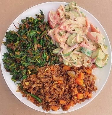 Minced meat with spinach and vegetable salad with yogurt