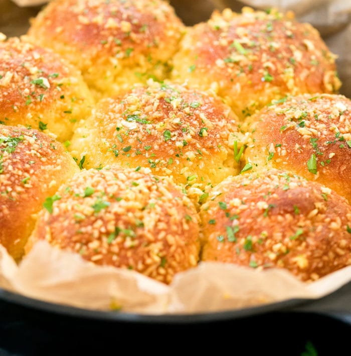 Cheesy Keto Garlic Bread Rolls